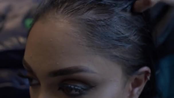 Молодая Азиатская Женщина Получает Масляный Массаж Волосы Скальп Заблокирован Сверху — стоковое видео
