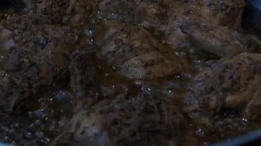 Kızartma tavasında pişen tavuk parçalarına yakın çekim. Düşük Açı