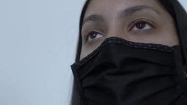 Siyah Pamuk Yüzlü Maske Giyen Genç Bir Kadın. Kilitli, Düşük Açı