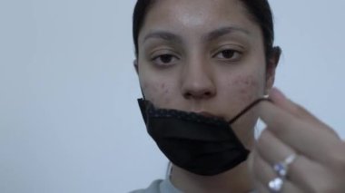 İngiliz Asyalı Genç Kadın Siyah Pamuk Surat Maskesi Giyiyor. Kilitli