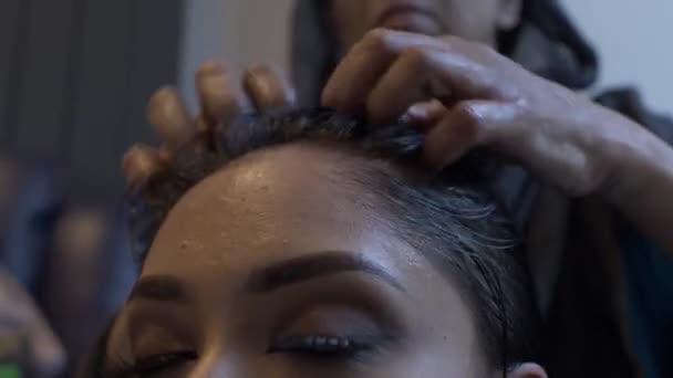 Młoda Azjatka Masuje Olejkiem Włosy Skórę Głowy Niski Kąt Zbliżenie — Wideo stockowe