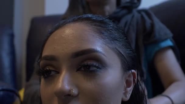 Perempuan Asia Muda Mendapatkan Rambut Pembantaian Sementara Duduk Turun Close — Stok Video