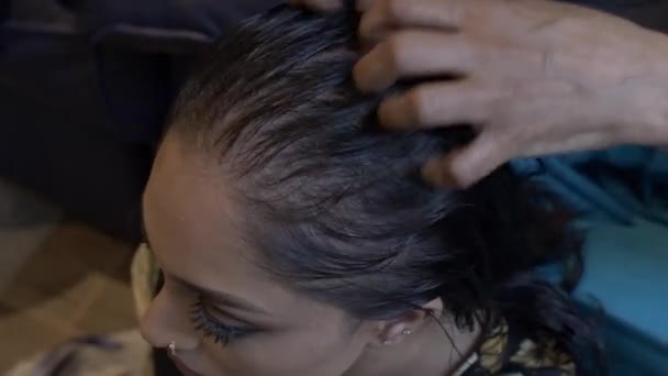 若いアジアの女性は オイルは彼女の頭皮と髪にマッサージ取得 ロックオフ トップダウンビュー — ストック動画