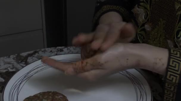 Μουσουλμάνα Που Φτιάχνει Κεμπάπ Χρησιμοποιώντας Κρέας Από Κυδώνι Κλείσιμο Κλείδωμα — Αρχείο Βίντεο