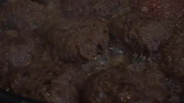 Aproape Sizzling Kebabs Fiind Gătite Panou Prăjit Unghi Scăzut — Videoclip de stoc