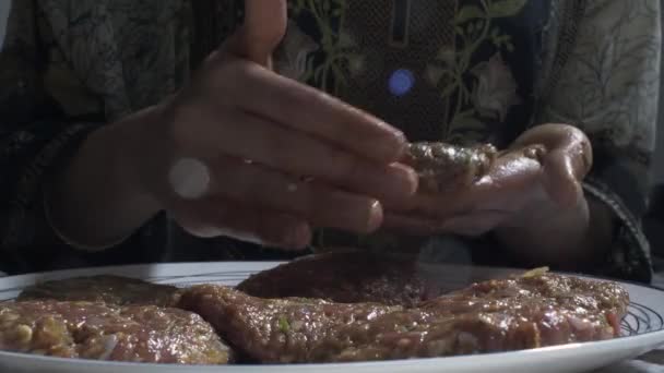 Μουσουλμάνα Που Φτιάχνει Κεκάκια Κρέας Κυδώνι Κοντινό Πλάνο Χαμηλή Γωνία — Αρχείο Βίντεο