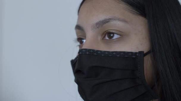 Asian Female Teenager Wearing Black Cotton Face Mask Uzamčeno Levý — Stock video