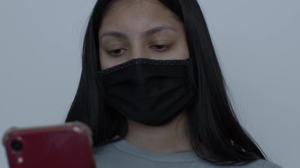 Kvinnliga Tonåring Bär Bomull Ansikte Mask Med Hjälp Mobiltelefon Låst — Stockvideo