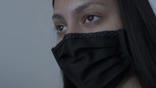 Γυναίκα Έφηβος Μαύρη Βαμβακερή Μάσκα Προσώπου Κλειδωμένο — Αρχείο Βίντεο