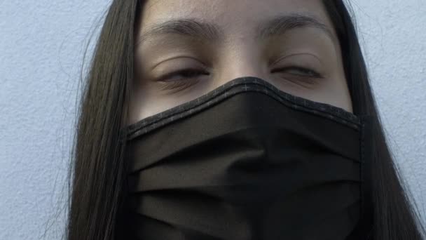Perempuan Remaja Memakai Topeng Wajah Kapas Terhadap Tembok Putih Terkunci — Stok Video