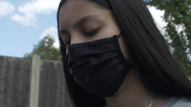 Kvinnlig Tonåring Bär Ansiktsmask Utanför Låg Vinkel Låst — Stockvideo