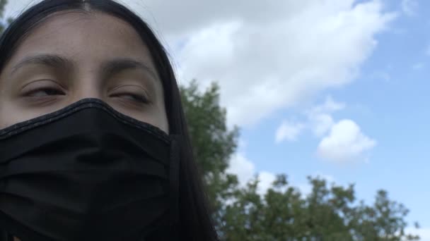 Női Tinédzser Pamut Arcmaszkot Visel Kék Felhők Ellen Alacsony Szögű — Stock videók