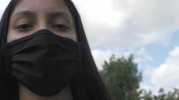 Mujer Adolescente Usando Mascarilla Facial Contra Exterior Mirando Cámara Seguir — Vídeos de Stock