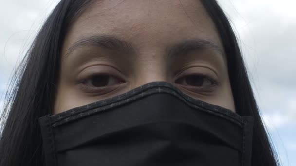 Teenager Mit Gesichtsmaske Vor Blauem Himmel Und Wolken Kamera Anschauen — Stockvideo