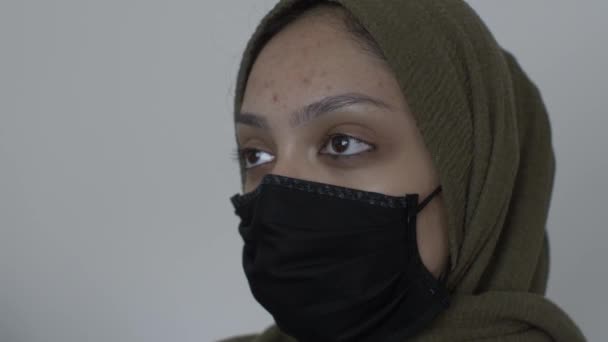 Hijab Donna Che Indossa Cotone Maschera Nera Bloccato Vista Laterale — Video Stock