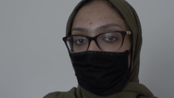안경을 여성이 마스크를 착용하다 폐쇄되어 카메라를 — 비디오