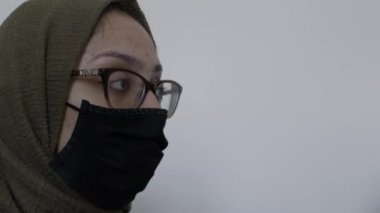 Siyah pamuk maskeli, gözlüklü tesettürlü kadın. Kilitli, Sağ Taraf Görünümü