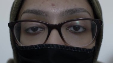 Pamuk Yüzlü Kara Maskeli Başlıklı Kadın. Kameraya Bakıyor, Kapalı