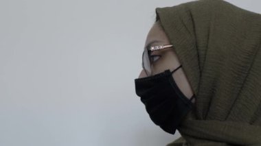 Siyah pamuk maskeli, gözlüklü tesettürlü kadın. Kilitli, Sol Taraf Görünümü