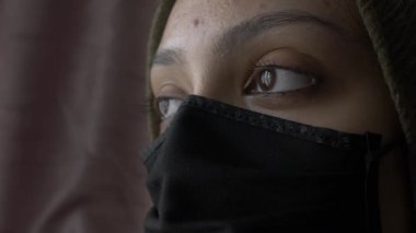Pamuk Surat Maskeli Başlıklı Kadın. Düşük Açı, Sol Tarafın Görünümü, Kapalı, Kapalı