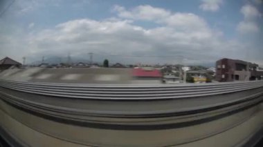 POV, Japonya 'yı hızla geçerken trenin penceresinden bakıyor. Geniş Açı