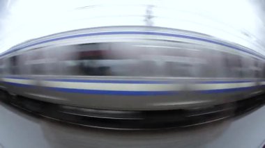 POV Fisheye, trenin camından Tokyo 'daki metro ve istasyonun önünden geçiyor. Görüntüyü Takip Et