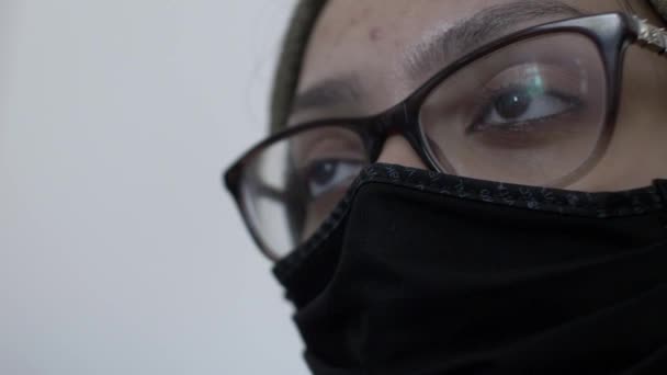 Hijab Woman Glasses Wearing Face Mask Låg Vinkel Låst — Stockvideo