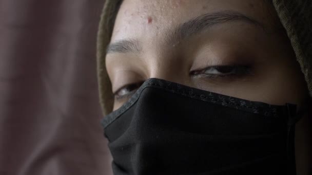 Hijab Woman Wearing Cotton Face Mask Close Half Face View — Stock Video