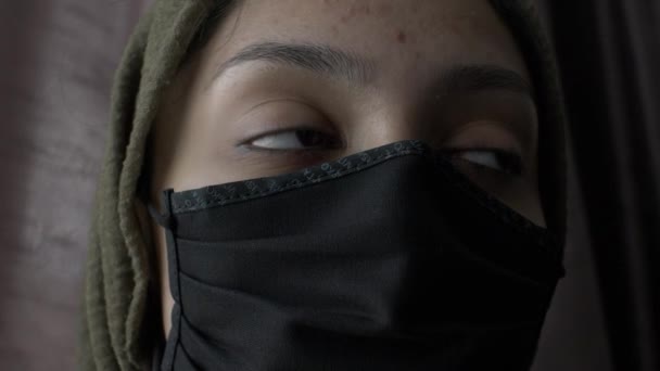 Mulher Hijab Usar Máscara Facial Algodão Fechar Olhando Para Fora — Vídeo de Stock