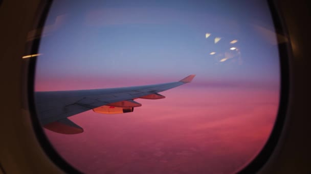 Uitzicht Vanuit Vliegtuig Venster Boven Roze Gekleurde Wolken — Stockvideo