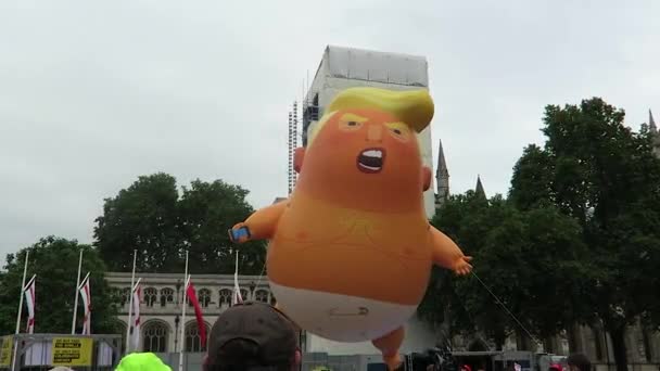 Tłumy Ludzi Zebrały Się Aby Zobaczyć Balon Baby Trump Parliament — Wideo stockowe