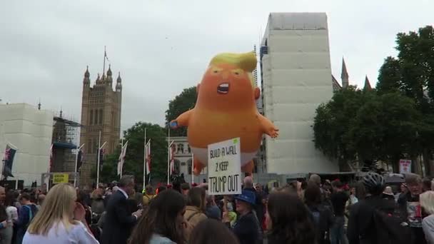 Multidões Pessoas Reuniram Para Ver Balão Baby Trump Parliament Square — Vídeo de Stock