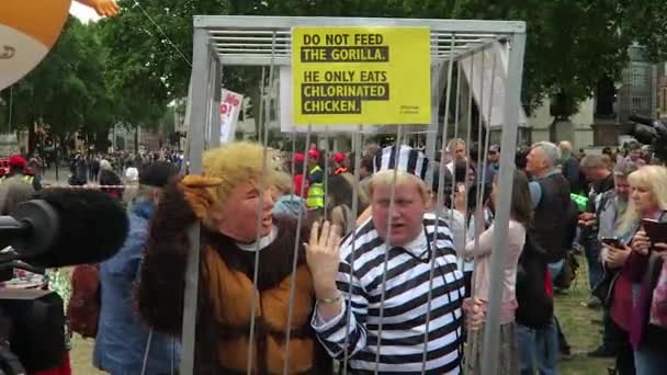 Boris Johnson Personage Samen Met Donald Trump Personage Talking Cage — Stockvideo