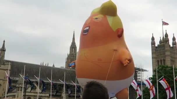 Medium Close Baby Trump Balloon Parliament Square Garden — Stock Video