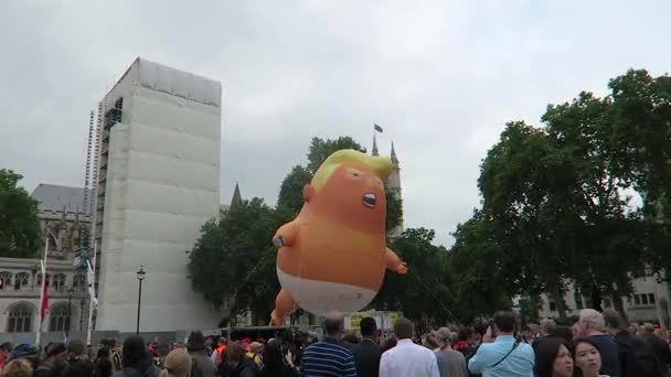 Baby Trump Ballon Drijven Het Parlement Plein — Stockvideo