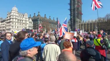 Brexit yanlısı Protestocular 29 Mart 2019 'da Londra' nın başkenti Westminster 'da Brexit' te üçüncü oylamada parlamento önünde protesto gösterisi düzenlediler.
