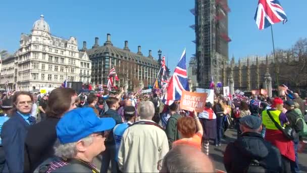 2019年3月29日在伦敦威斯敏斯特举行的第三次退欧投票中 支持退欧的抗议活动在议会外进行 — 图库视频影像