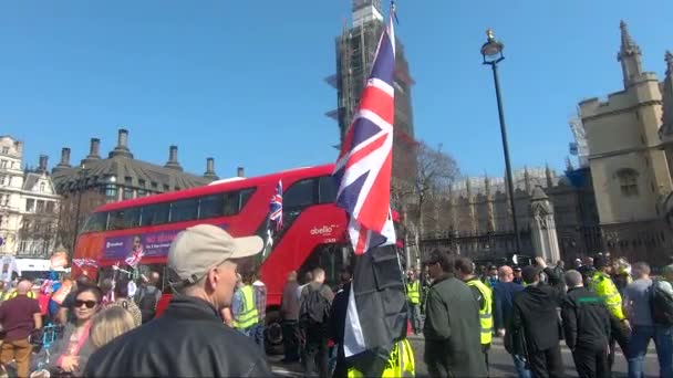 Vlajky Union Jack Mávají Během Hlasování Před Parlamentem Března 2019 — Stock video