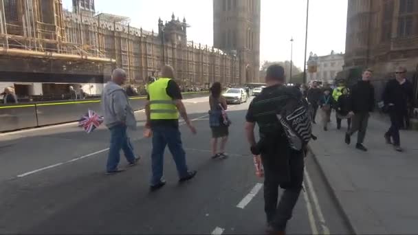 Politieauto Weg Door Abingdon Street Helpen Met Stem Verlaat Protesten — Stockvideo