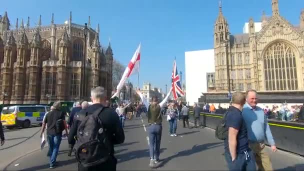 Vota Lasciare Manifestanti Camminando Verso Parlamento Con Union Jack Flag — Video Stock