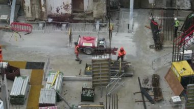 İnşaat işçileri Westminster 'daki 9 Millbank Place' deki inşaat çeliğini kaldırmak için Crane Halatını kontrol ediyor. Kilitli, Yüksek Açı