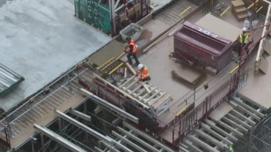 İşçi, ahşap kirişi Crane ile ölçüyor Kırmızı Kafes geçiyor. Kilitli, Yüksek Açı
