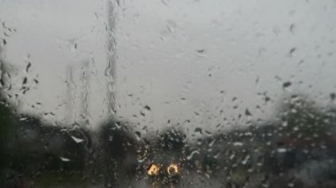 Bulanık trafik geçmişiyle pencereye yağan yağmur, caddenin önünden geçiyor. Kilitli, Kapalı