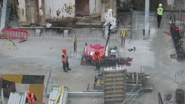 Les Travailleurs Construction Vérifient Chaîne Grue Pour Soulever Acier Barres — Video