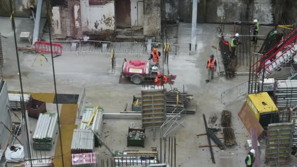 Construction Worker Instructing Crane Operator Lift Steel Rebar Millbank Place — Stock Video