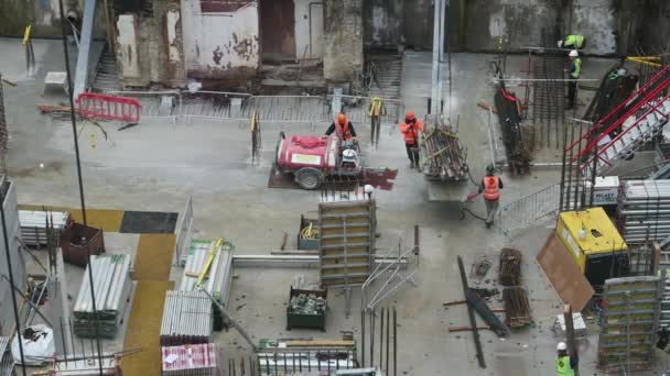 Trabalhadores Construção Civil Movendo Vergalhões Aço Com Assistência Guindaste Millbank — Vídeo de Stock