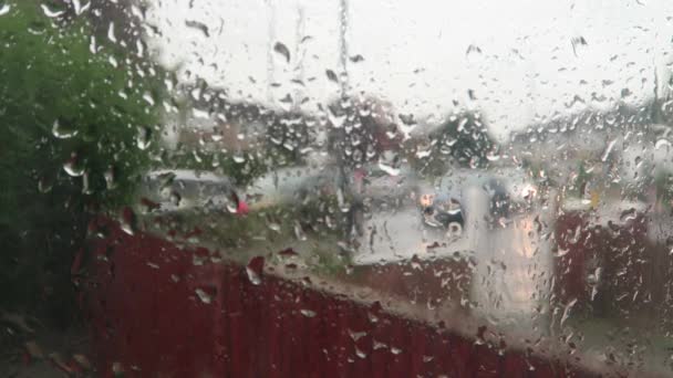 Regn Faller Fönstret Med Suddig Bakgrund Stående Trafik Utanför Gatan — Stockvideo