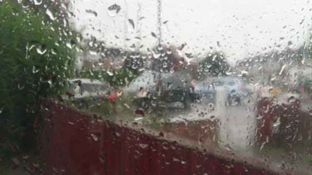 Lluvia Cayendo Ventana Con Fondo Borroso Tráfico Fuera Calle Pasando — Vídeo de stock