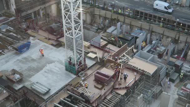 Vista Ángulo Alto Del Topógrafo Construcción Que Toma Medidas Millbank — Vídeos de Stock