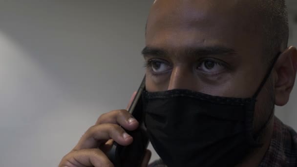 Vuxen Man Bär Ansiktsmask Talar Mobiltelefon Samtal Låst — Stockvideo